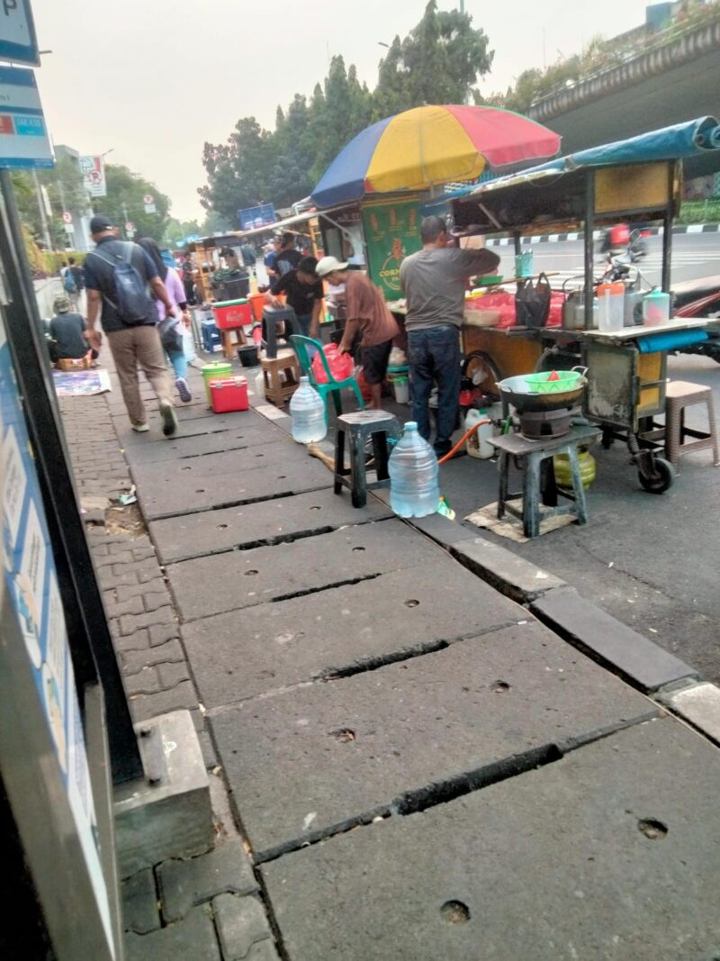 Foto : PKL Berjualan Dibahu Jalan Raya Kalibata City Jakarta Selatan 